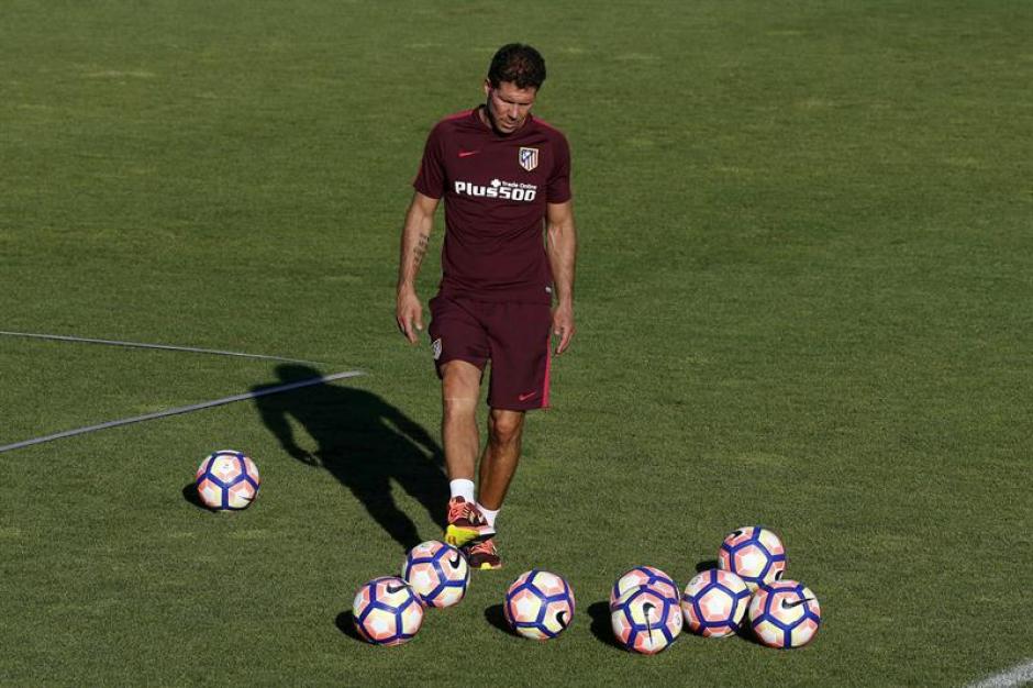 El Cholo Simeone, durante un entreno del Atl&eacute;tico. (Foto: AFP)