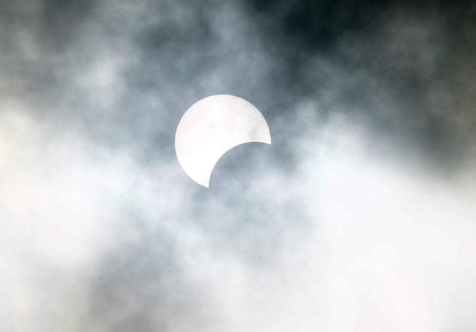 Parte de un eclipse solar es visto desde Abiy&aacute;n, Costa de Marfil. (Foto: EFE/Legnan Koula)
