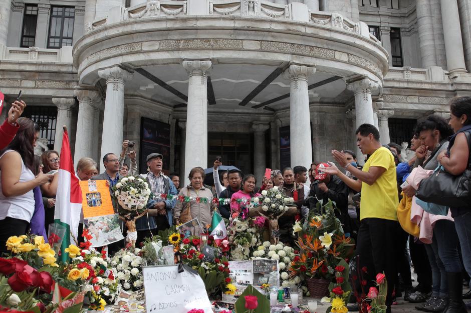 Varios admiradores de Juan Gabriel ya se encuentran fuera del Palacio de Bellas Artes. (Foto: EFE)