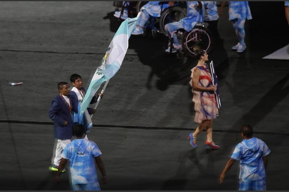 &Oacute;scar Rax&oacute;n port&oacute; la bandera de Guatemala en la inaguraci&oacute;n de los Juegos Paral&iacute;mpicos 2016. (Foto: EFE)