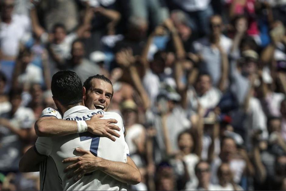 Emotivo abrazo entre Bale y Cristiano despu&eacute;s del gol. (Foto: EFE)