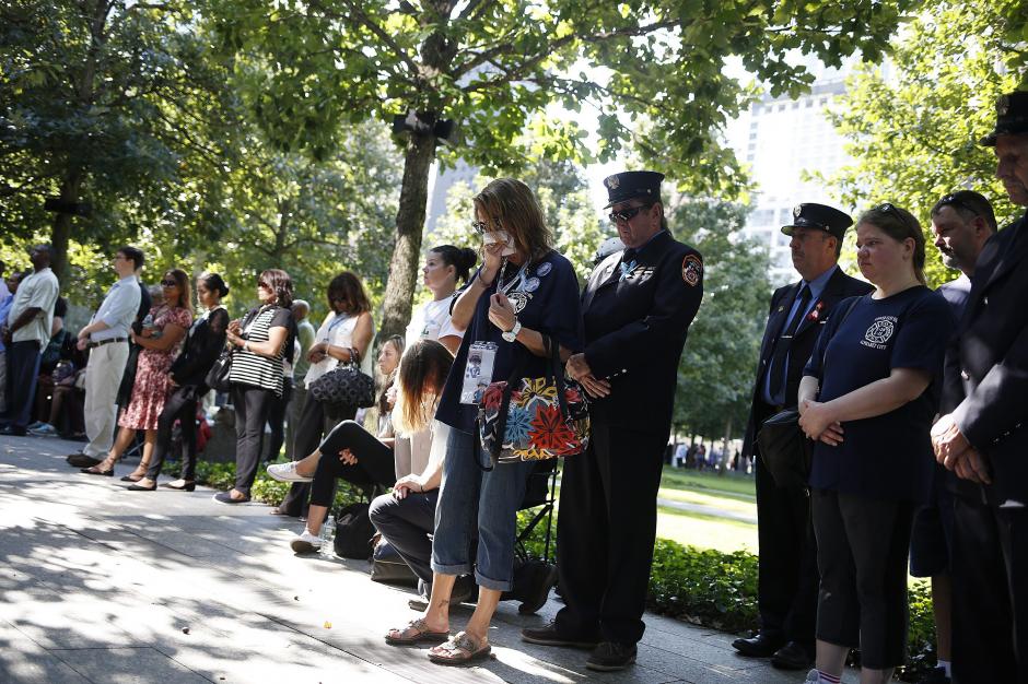 Amigos y familiares de las v&iacute;ctimas participan en las ceremonias de homenaje. (Foto: EFE)