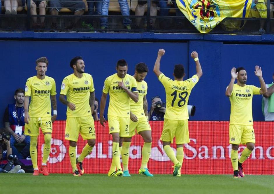 Nicola Sansone (18) celebra su gol desde media cancha. (Foto: EFE)