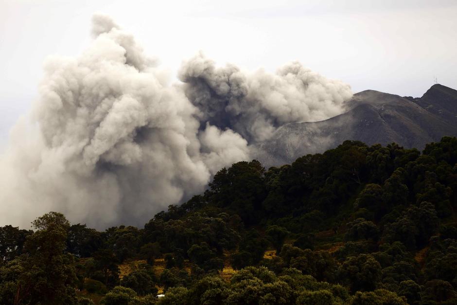 La nube de ceniza se elev&oacute; a m&aacute;s de 4000 metros.  (Foto: EFE) 