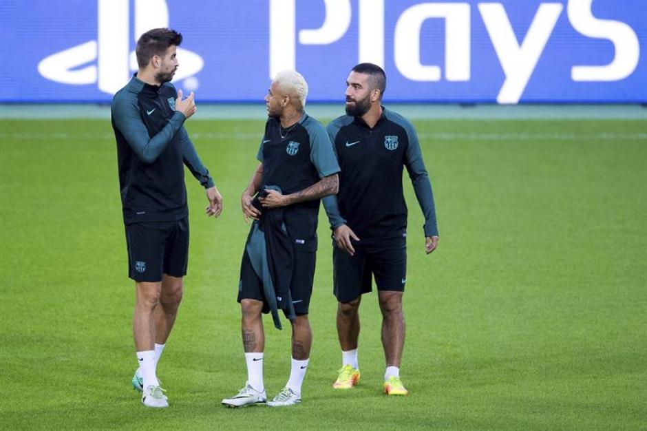 Piqu&eacute; conversa con Neymar y Arda en el c&eacute;sped del Borussia Park. (Foto: AFP)