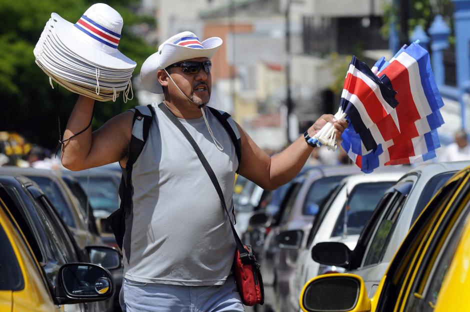 Un vendedor callejero ofrece sus productos en una calle en San Jos&eacute;, Costa Rica. (Foto: EFE/Archivo)