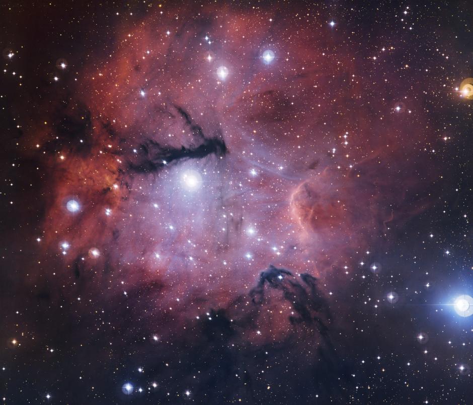 Fotograf&iacute;a facilitada por el Observatorio Austral Europeo (ESO) hoy. La imagen, explica el observatorio en un comunicado, ha sido tomada desde las instalaciones que tiene en La Silla (Chile), como parte del programa Joyas C&oacute;smicas de ESO, y muestra esta nube estelar situada en la constelaci&oacute;n de Vela, a unos 3.000 a&ntilde;os luz de la Tierra. (Foto: EFE)