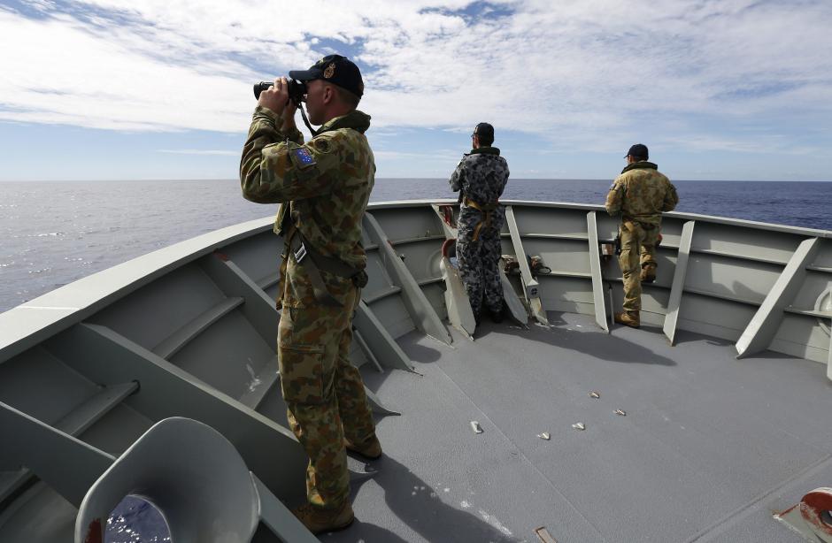 Fotograf&iacute;a cedida el pasado mes de abril por la Armada Real Australiana de las labores de b&uacute;squeda de los restos del vuelo MH370 de Malaysia Airlines, desaparecido desde el 8 de marzo. (Foto: EFE/Archivo)