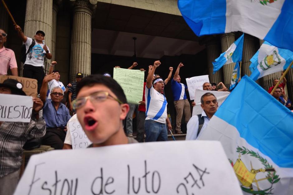 Guatemaltecos se acercaron a la Plaza de la Constituci&oacute;n para recordar las marchas del 27A de 2015. (Foto: Jes&uacute;s Alfonso/Soy502) 