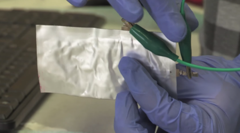 La bater&iacute;a desarrollada tiene dos electrodos: un &aacute;nodo y un c&aacute;todo -que se ha hecho con grafito- cargados, que se dispusieron junto a un electrolito l&iacute;quido i&oacute;nico.