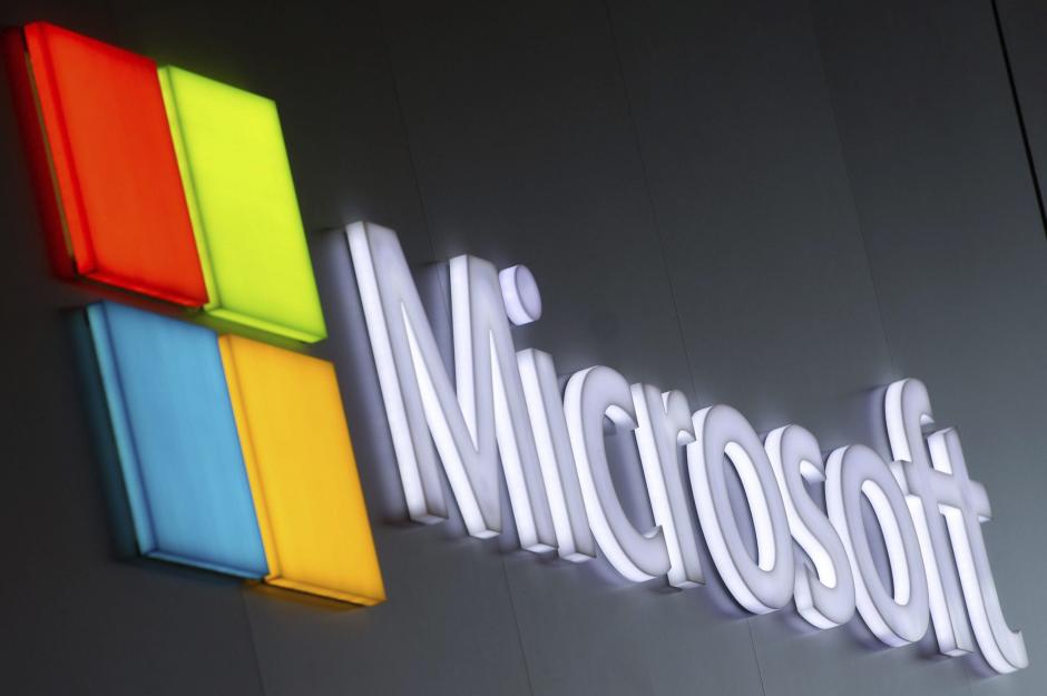r&oacute;tulo luminoso con el logotipo de Microsoft. (Foto: EFE/Archivo)