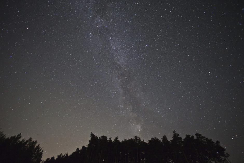 Vista de la V&iacute;a L&aacute;ctea sobre el cielo cielo estrellado en el lago Brombachsee, en Pleinfeld (Alemania). (Foto: EFE/Archivo)