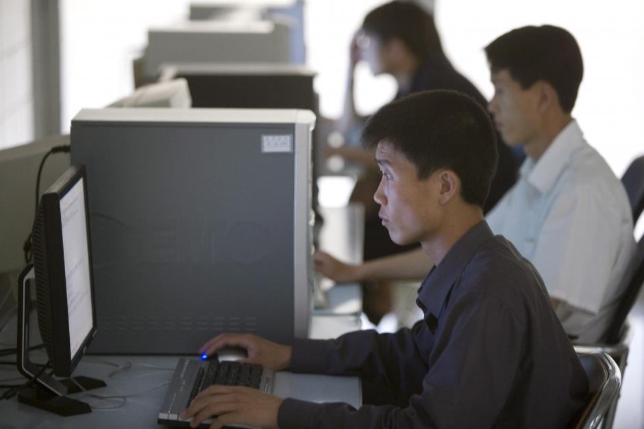 Un grupo de empleados en el Centro de Computo Coreano en Pyongyan (Corea del Norte) quienes desarrollan programas para aplicaciones comerciales e institucionales. (Foto: EFE/Archivo)