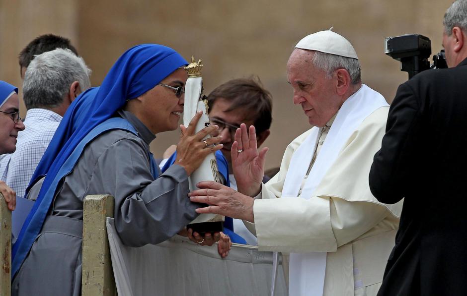 Una monja regala al papa Francisco una imagen religiosa durante la audiencia general de los mi&eacute;rcoles en la plaza de San Pedro del Vaticano. (Foto: &nbsp;EFE)