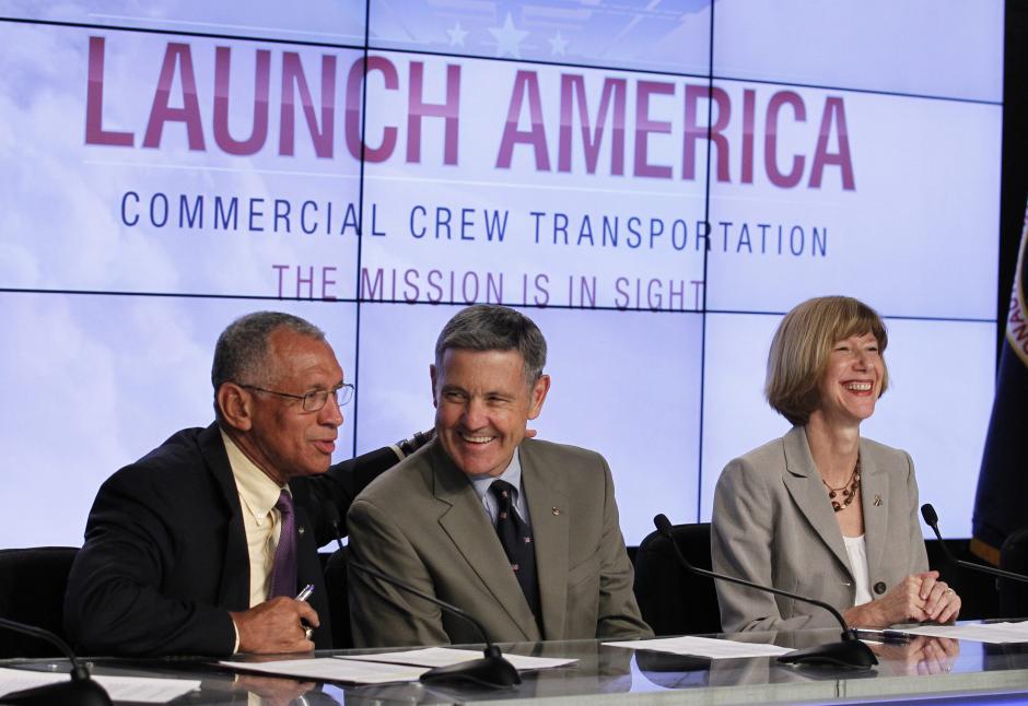 El administrador de la NASA, Charles Bolden (i), el director del Centro Espacial Kennedy, Robert Cabana (c), y el director del Programa de Tripulación Comercial, Kathy Lueders (d), participan en una rueda de prensa en el Centro Espacial Kennedy de Cabo Cañaveral, Florida (EE.UU.). (Foto: EFE)