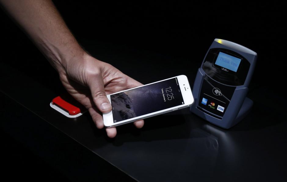 Un hombre realiza una demostraci&oacute;n del nuevo Apple Pay durante el evento de lanzamiento de dispositivos Apple en el Centro Flint de Artes Esc&eacute;nicas en Cupertino, California (EE.UU.). &nbsp;(Foto: EFE/Archivo)
