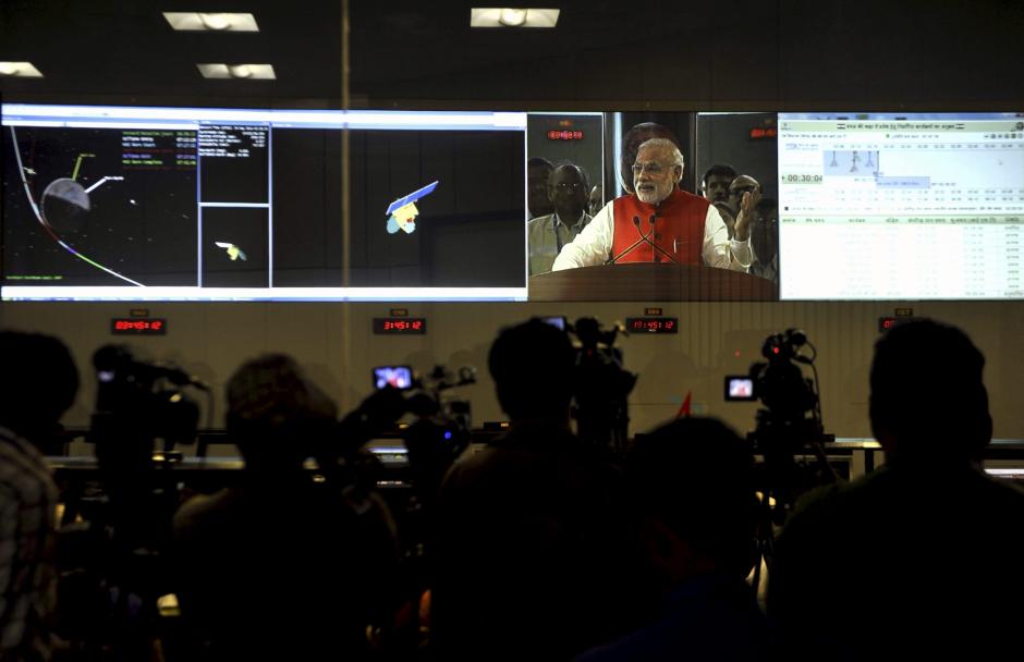 Cient&iacute;ficos e ingenieros de la Organizaci&oacute;n India de Investigaci&oacute;n Espacial (ISRO) escuchan las palabras del primer ministro indio, Narendra Modhi, tras la colocaci&oacute;n de su sonda Mangalyaan en la &oacute;rbita de Marte. (Foto: EFE)