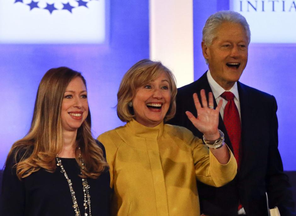 El ex presidente estadounidense Bill Clinton junto a su esposa, la ex secretaria de Estado de EE.UU. Hillary Rodham Clinton (c), y su hija Chelsea (i). (Foto: EFE/Archivo)
