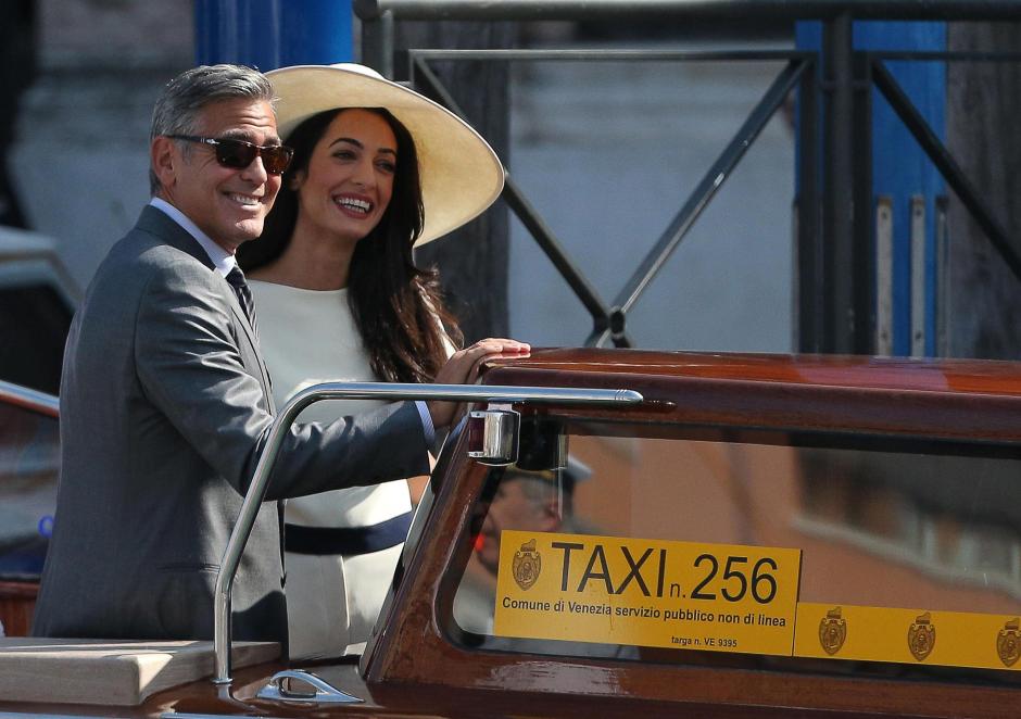 El actor estadounidense George Clooney y su mujer, la abogada de origen liban&eacute;s Amal Alamuddin (dcha), tras su boda el Ayuntamiento de Venecia (Italia) hoy. (Foto: EFE)