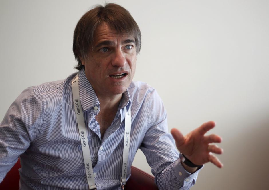 El responsable del encuentro GeneXus y presidente de la compañía Artech, Nicolás Jodal, habla durante una entrevista en Montevideo. Los sensores dominarán el sector tecnológico en 2020, al igual que actualmente ocurre con las aplicaciones para teléfonos móviles, aseguró Jodal. (Foto: EFE)