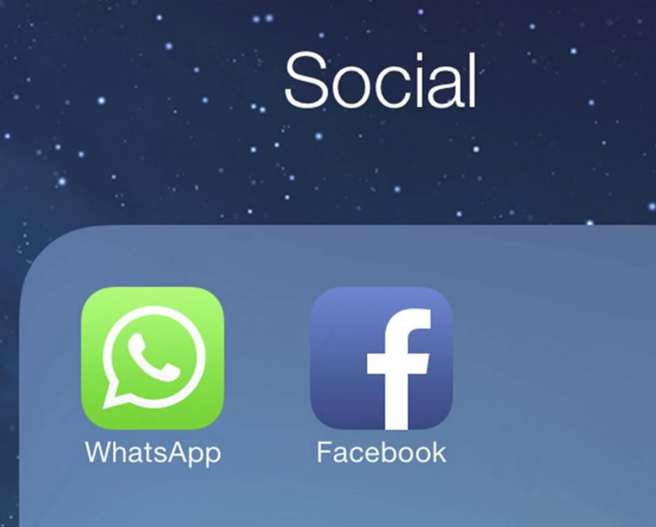 Imagen de los iconos de Facebook y WhatsApp en un teléfono móvil. (Foto: EFE/Archivo)