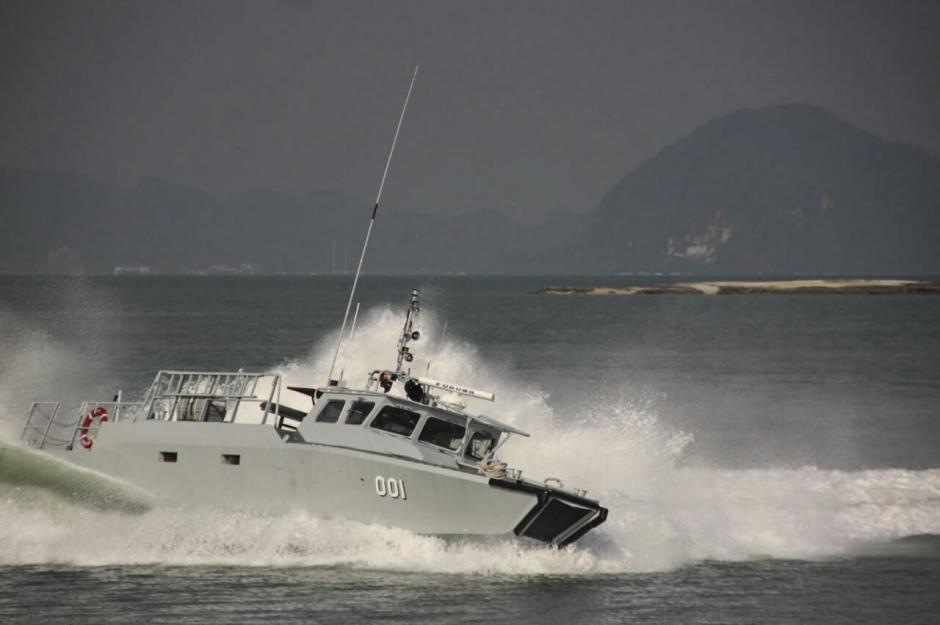 Fotograf&iacute;a facilitada por la Armada malasia, que muestra el buque de guerra malasio CB90H. (Foto: EFE)