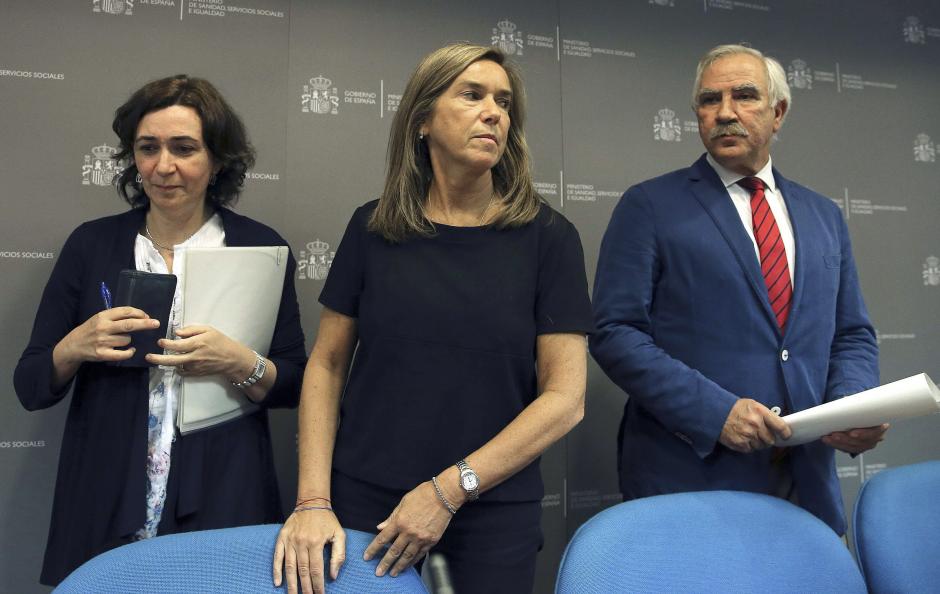La ministra de Sanidad, Ana Mato (c), junto a la directora general de Salud P&uacute;blica, Mercedes Vinuesa (i), y el director general de Atenci&oacute;n Primaria de la Comunidad de Madrid, Antonio Alemany (d), durante la rueda de prensa que ha ofrecido hoy, en la sede del Ministerio, en la que ha confirmado el contagio por &eacute;bola de una enfermera del hospital Carlos III de Madrid tras atender en este centro al misionero Manuel Garc&iacute;a Viejo, fallecido el 25 de septiembre. (Foto: EFE)