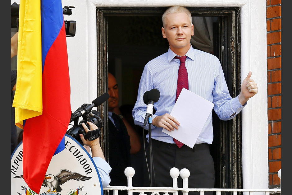 En la imagen, el fundador de WikiLeaks, el australiano Julian Assange, en el balc&oacute;n de la embajada de Ecuador en Londres, Reino Unido, d&oacute;nde vive desde hace m&aacute;s de dos a&ntilde;os. (Foto: EFE/Archivo)