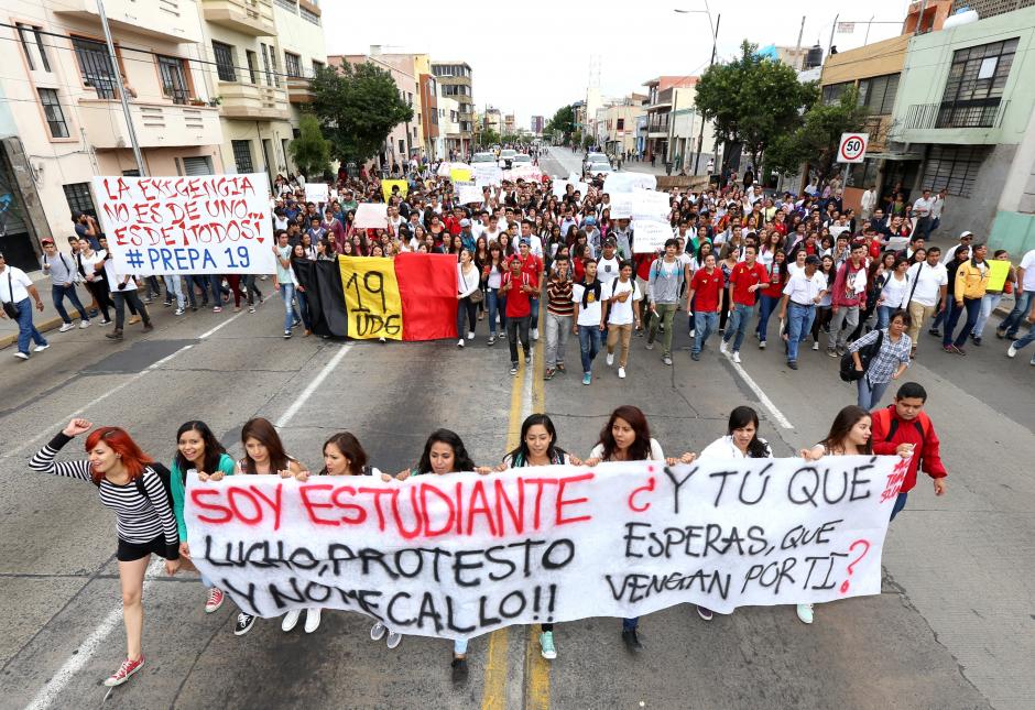 Miles de estudiantes manifestaron por la muerte de su compa&ntilde;ero, Ricardo de Jes&uacute;s Esparza, de 23 a&ntilde;os, y la desaparici&oacute;n de otros 43 estudiantes de Ayotzinapa en el estado de Guerrero. M&eacute;xico. (Foto EFE)