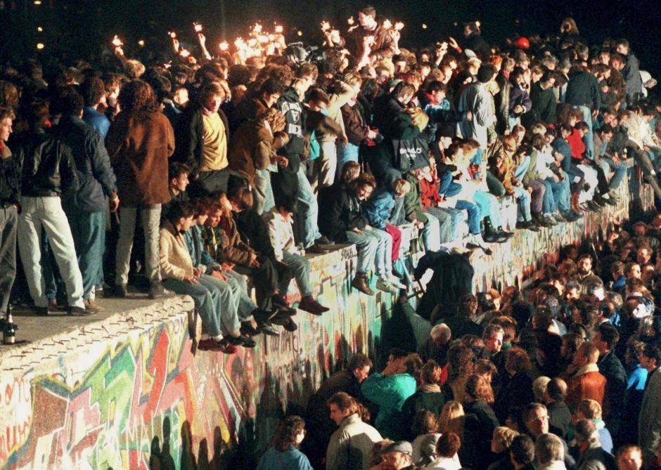 "Desde el inicio de la crisis en la eurozona y el consiguiente debate sobre el poder de Alemania en Europa, las consecuencias de la ca&iacute;da del Muro aparecen con un sesgo muy distinto que en ocasi&oacute;n del aniversario", afirma Hans Kundnani, del Consejo Europeo de Relaciones Exteriores, con sede en Berl&iacute;n. (Fotograf&iacute;a: EFE).&nbsp;