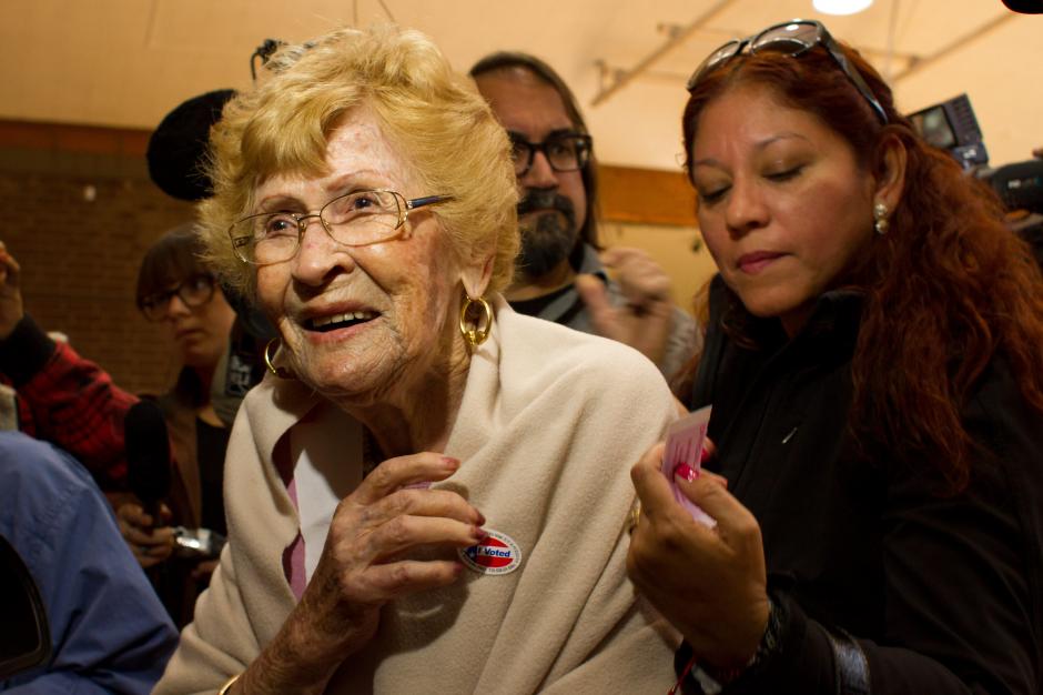 A sus 102 a&ntilde;os, la mexicana Guadalupe Portillo dijo sentirse orgullosa por emitir su voto en las elecciones legislativas en Estados Unidos y lo hizo a ritmo de mariachis. (Foto: EFE)