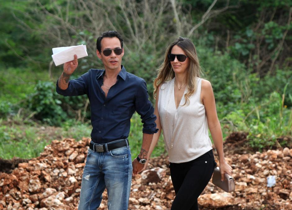 El cantante de origen puertorrique&ntilde;o Marc Anthony camina junto a su novia, la modelo venezolana Shannon De Lima. (Foto: EFE/Archivo)