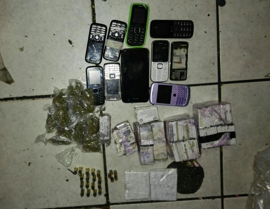 Las autoridades incautaron tel&eacute;fonos celulares y dinero en efectivo. (Foto: PNC)