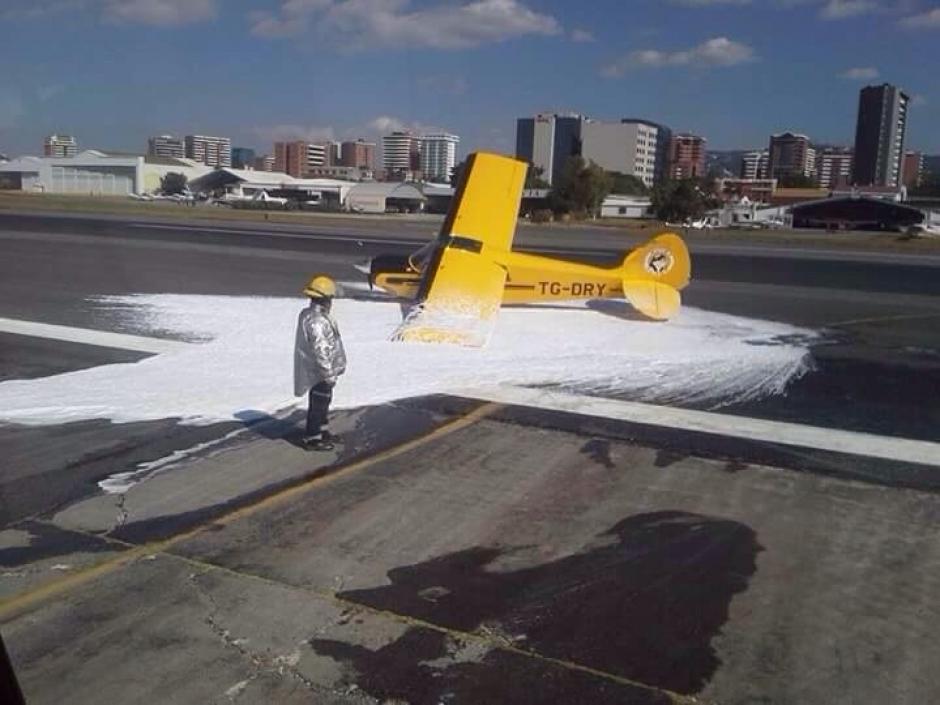 Los bomberos del aeropuerto rociaron la aeronave para impedir un incidente mayor. (Foto: Hirwing Gait&aacute;n)