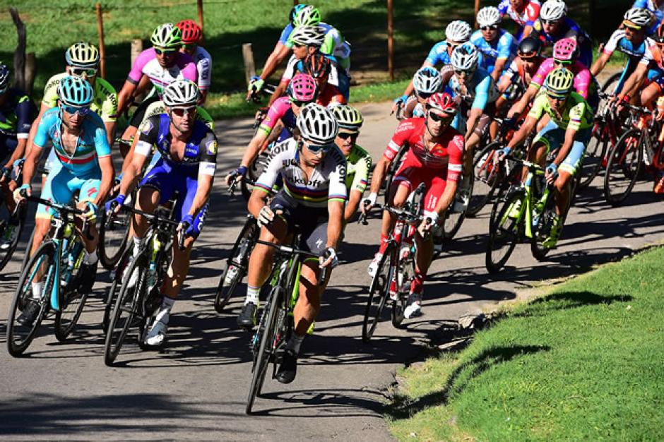 Alrededor de 50 ciclistas fueron v&iacute;ctimas de una masiva ca&iacute;da en la etapa 5 del Tour de San Luis disputado en Argentina. (Foto: toursanluis.com)