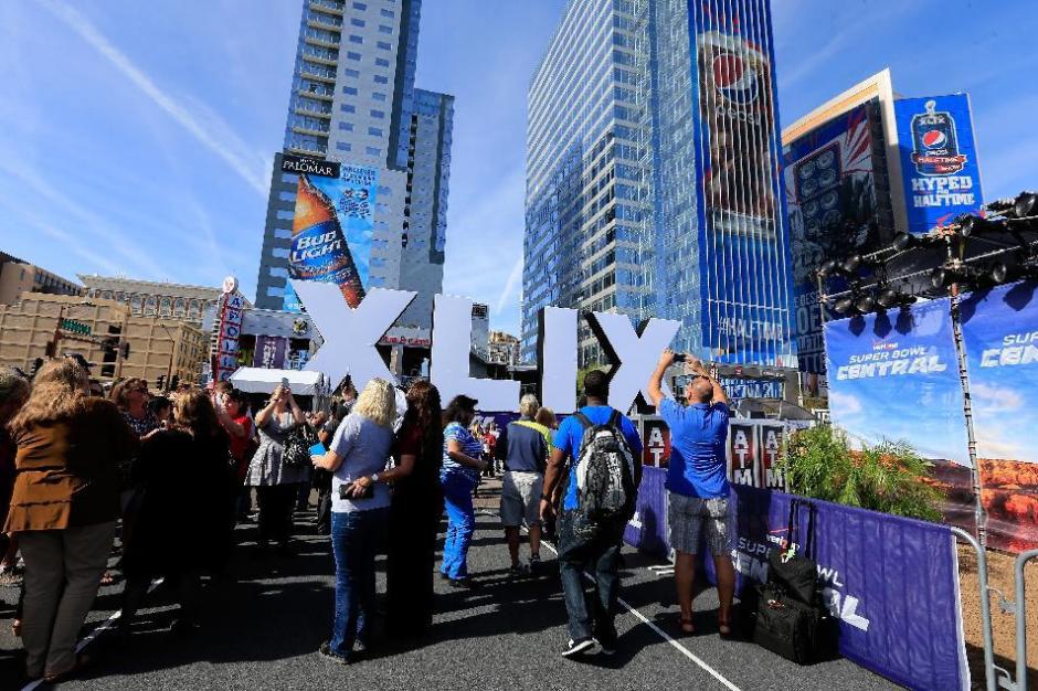 Los aficionados que asistan al Super Bowl del football americano el domingo en el estadio de Phoenix ser&aacute;n sometidos a estrictos controles de seguridad. (Foto: AFP)&nbsp;