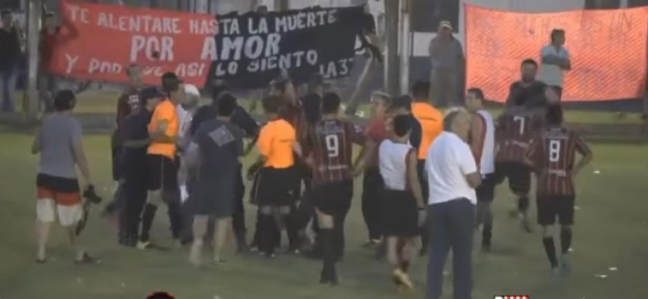 Los jugadores y aficionados del club Sarmiento agreden brutalmente al &aacute;rbitro. (Foto: Captura de video)
