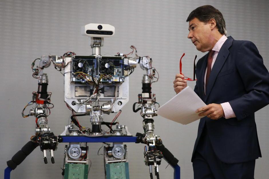 El presidente de la Comunidad de Madrid, Ignacio Gonz&aacute;lez, durante la celebraci&oacute;n de la decimocuarta edici&oacute;n del congreso de robots humanoides m&aacute;s importante del mundo, en el que se presentan los modelos m&aacute;s avanzados y los escenarios en los que estos robots pueden ayudar al ser humano, organizado por la Universidad Carlos III de Madrid. (Foto: EFE)