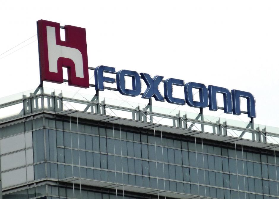 Logo del grupo Hon Hai, tambi&eacute;n conocido como Foxconn, en lo alto de su planta en Neihu, Taipei, Taiw&aacute;n. (Foto: EFE/Archivo)