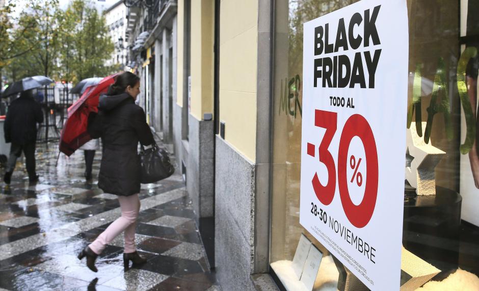 A&uacute;n con lluvia, compradores se acercan a los comercios madrile&ntilde;os a disfrutar los descuentos con motivo del "Black Friday", el d&iacute;a del consumismo por excelencia. (Foto: EFE)