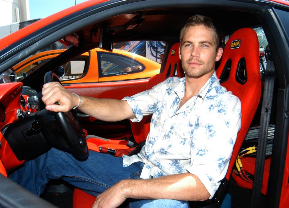 El actor Paul Walker, posa sentado en un vehículo deportivo. (EFE)