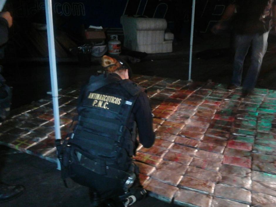 Localizan paquetes con droga en el interior de un cami&oacute;n en la ruta al pac&iacute;fico. (Foto: PNC) 