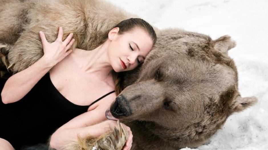 Lidia Fetisova posa junto al oso pardo llamado Stephen. (Foto: Olba Barantseva)