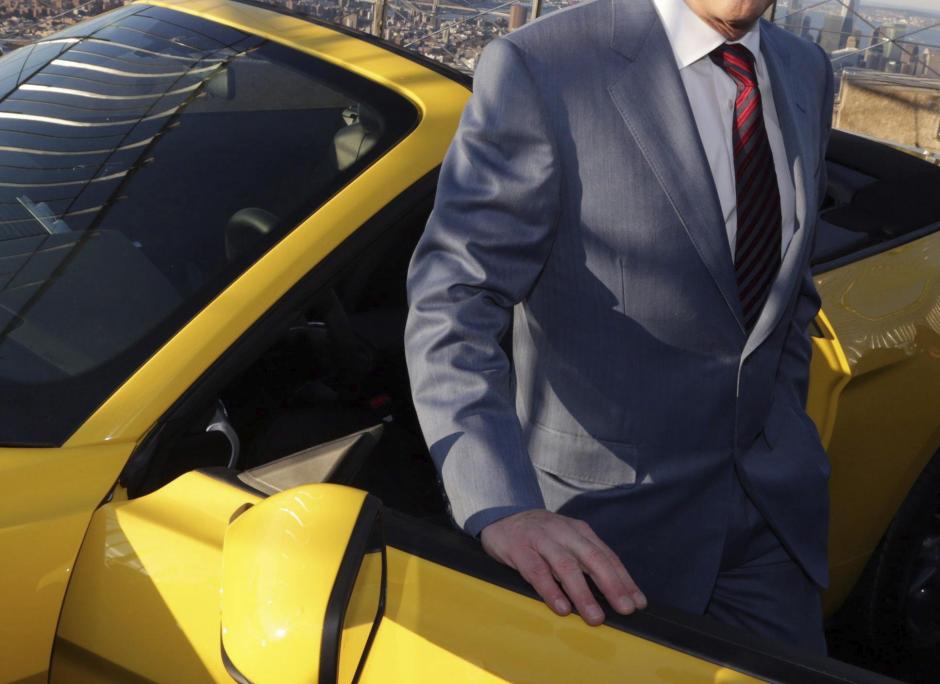 Fotografía tomada el pasado 27 de abril en la que se registró un detalle del la versión descapotable del "muscle car" Mustang 2015, la nueva generación del histórico vehículo de Ford. (Foto: EFE/Archivo)