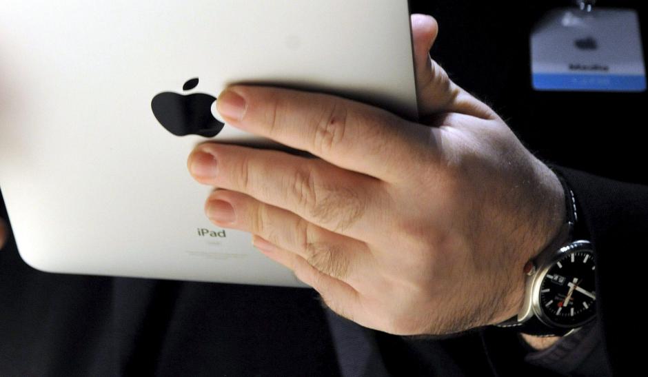 Apple dijo hoy que diez nuevos bancos, entre ellos Commerce Bank, respaldan su sistema de pagos electrónicos y que las entidades que apoyan el sistema acaparan el 90 % de todas las transacciones con tarjetas, frente al 83 % de septiembre. (Foto: EFE/Archivo)