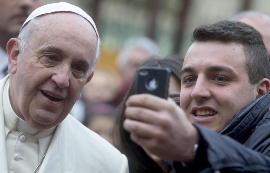 El papa Francisco posando para un "selfi" en Roma. (Foto: EFE/Archivo)