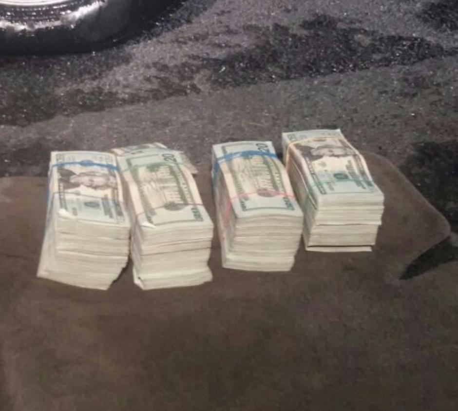 Los d&oacute;lares fueron escondidos en la parte de atr&aacute;s de la guantera del carro. (Foto: PNC) 