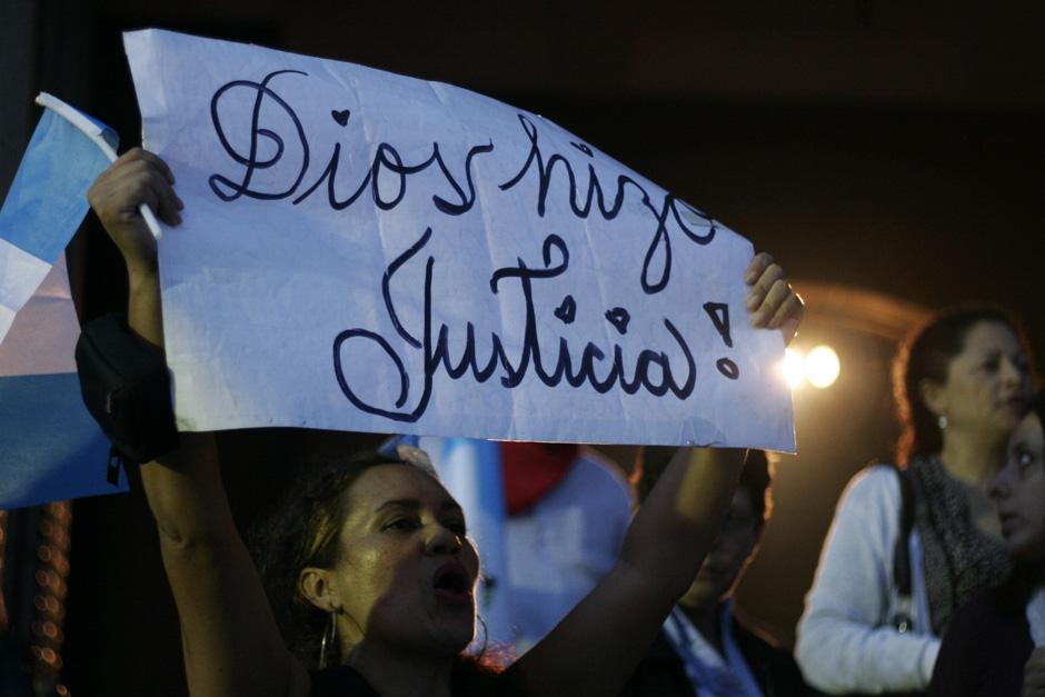 Cientos de guatemaltecos se acercaron frente al Palacio Nacional de la Cultura para celebrar esta fecha hist&oacute;rica. (Foto: Jos&eacute; D&aacute;vila/Soy502)