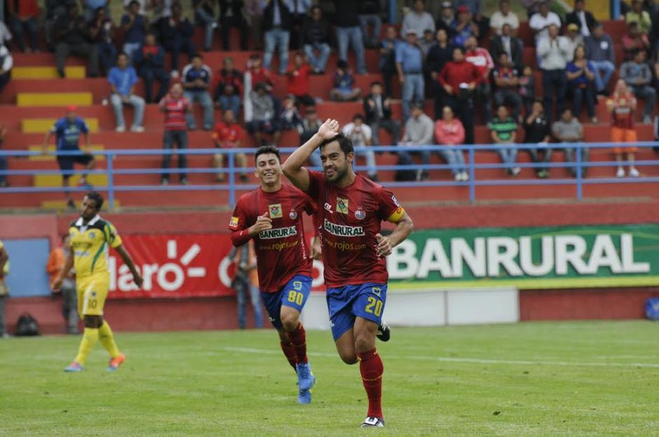 Carlos Ruiz, marc&oacute; dos goles en el triunfo de Municipal sobre Guastatoya. (Foto: Nuestro Diario)