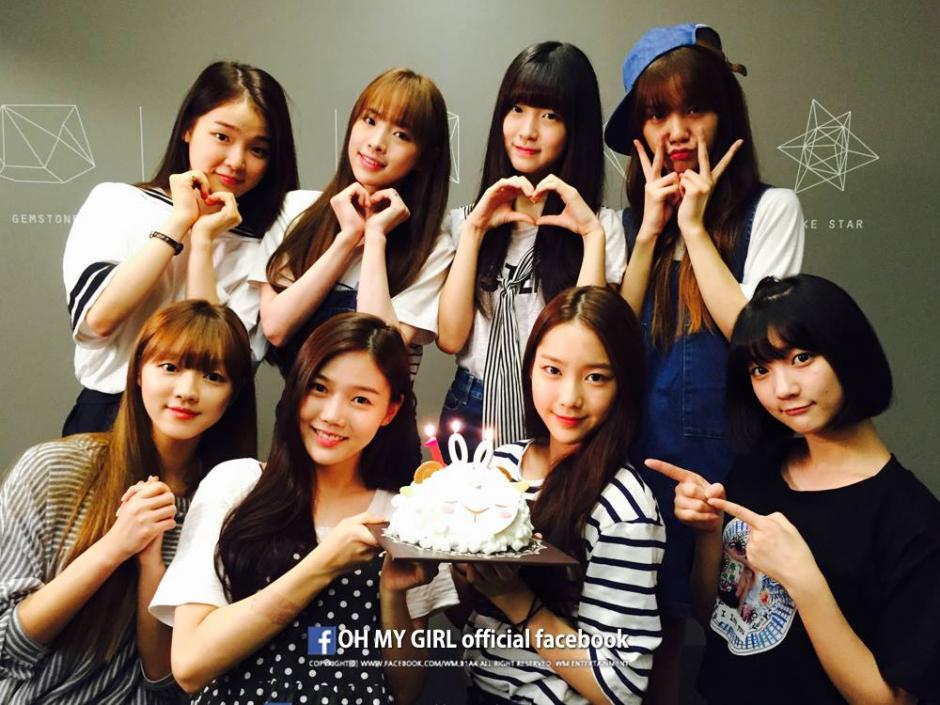 Las integrantes de la banda coreana Oh my girl estuvieron retenidas por varias horas en un aeropuerto &nbsp;tras una confusi&oacute;n con su vestuario. (Foto: Facebook Oh my girl)